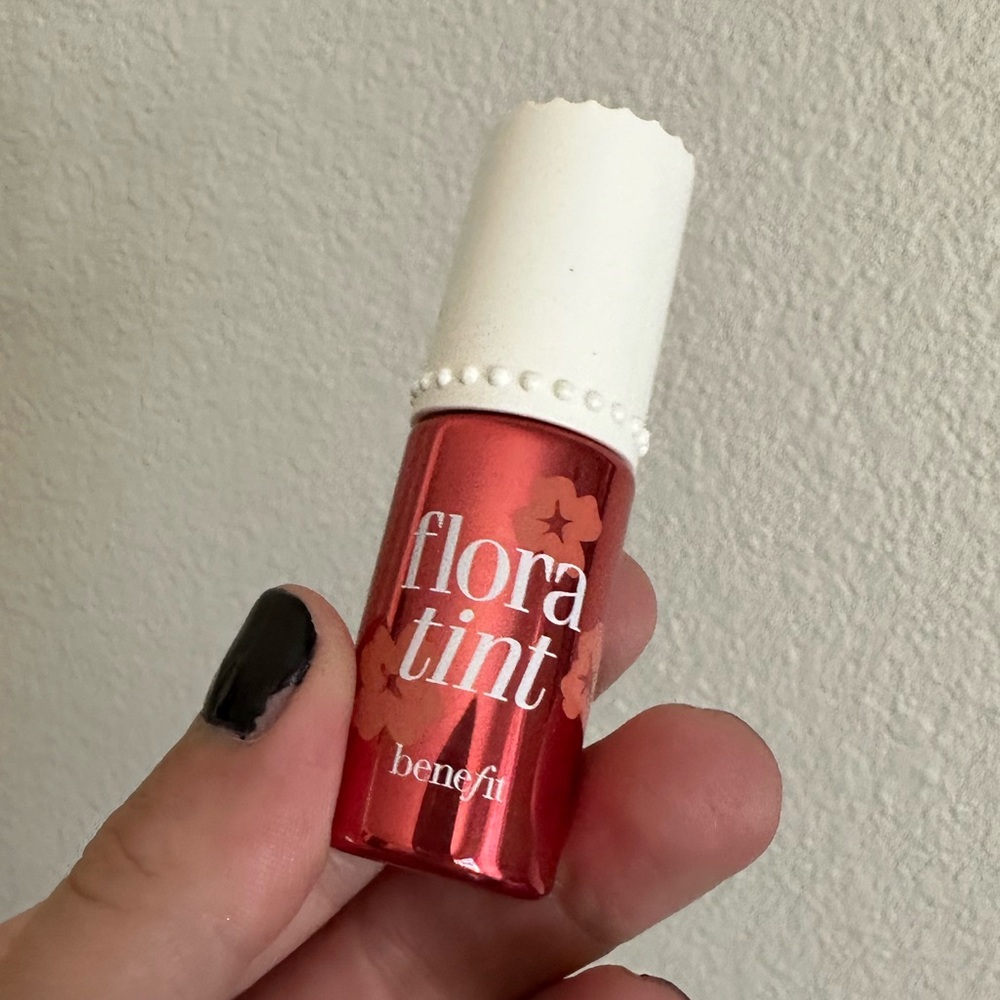 Benefit in shade Flora Tint
